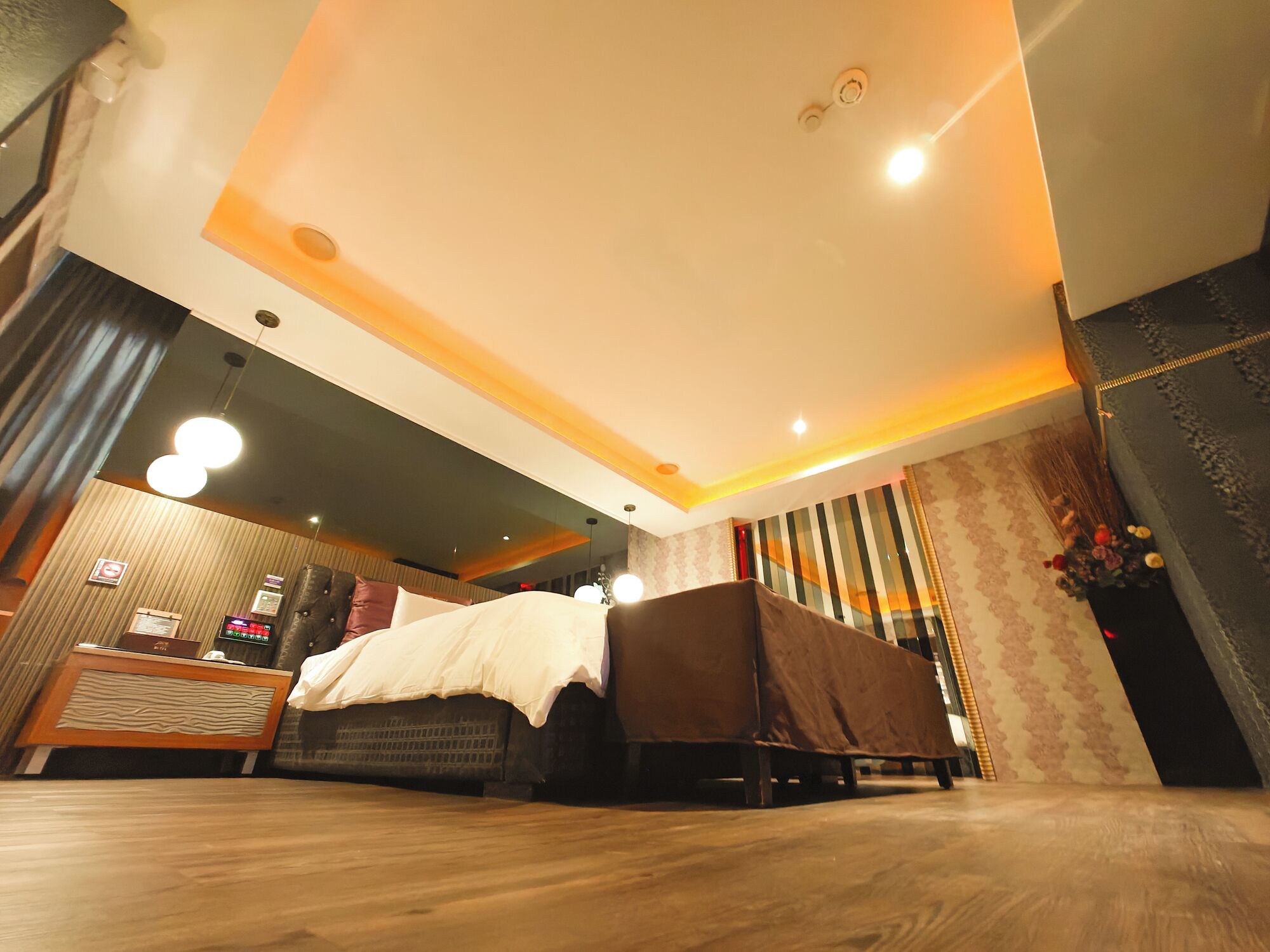 romantic room, 1 king bed, non smoking | hypo-allergenic bedding, minibar, individually furnished, desk