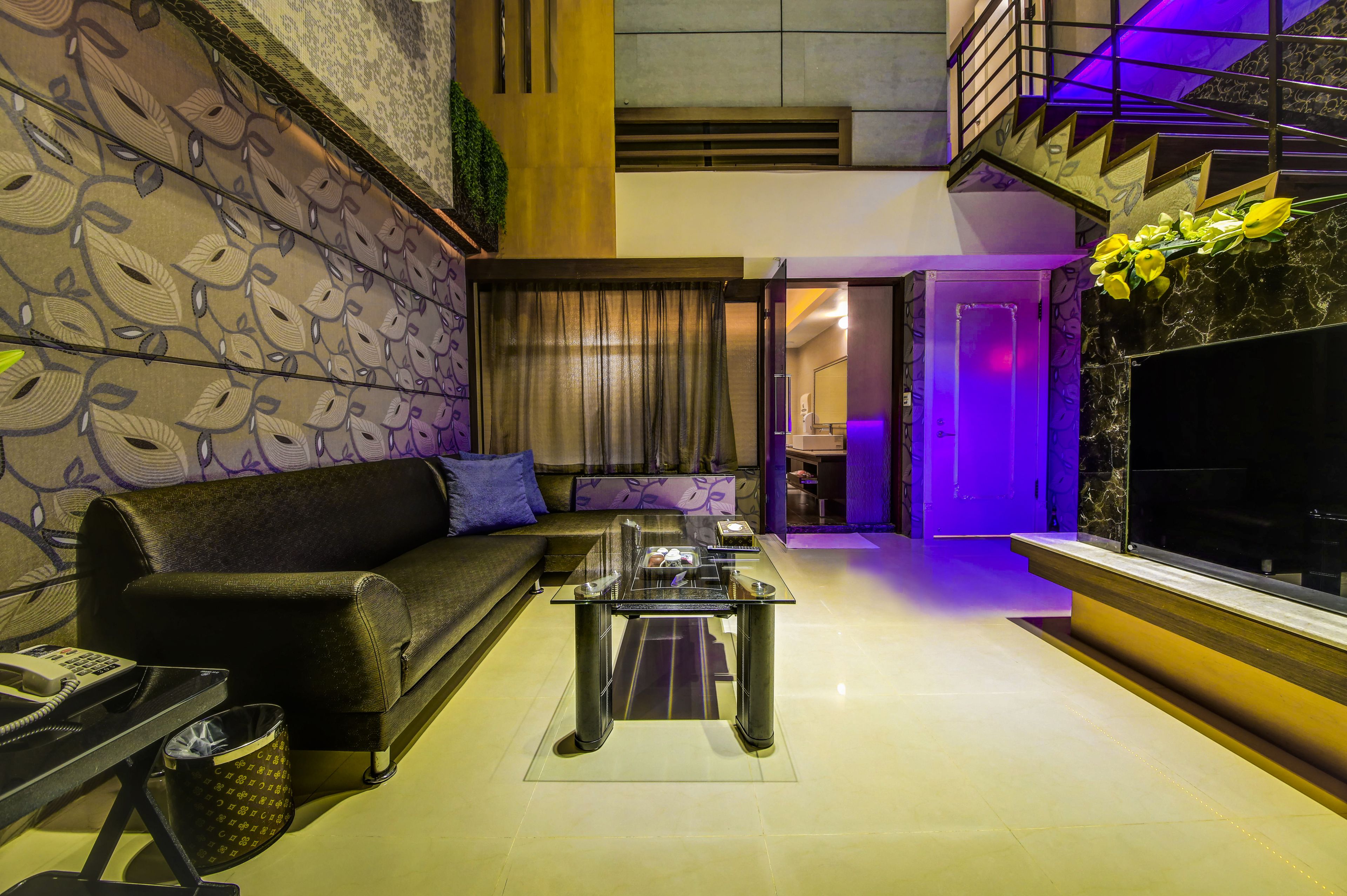 premium room, 1 king bed, non smoking | hypo-allergenic bedding, minibar, individually furnished, desk