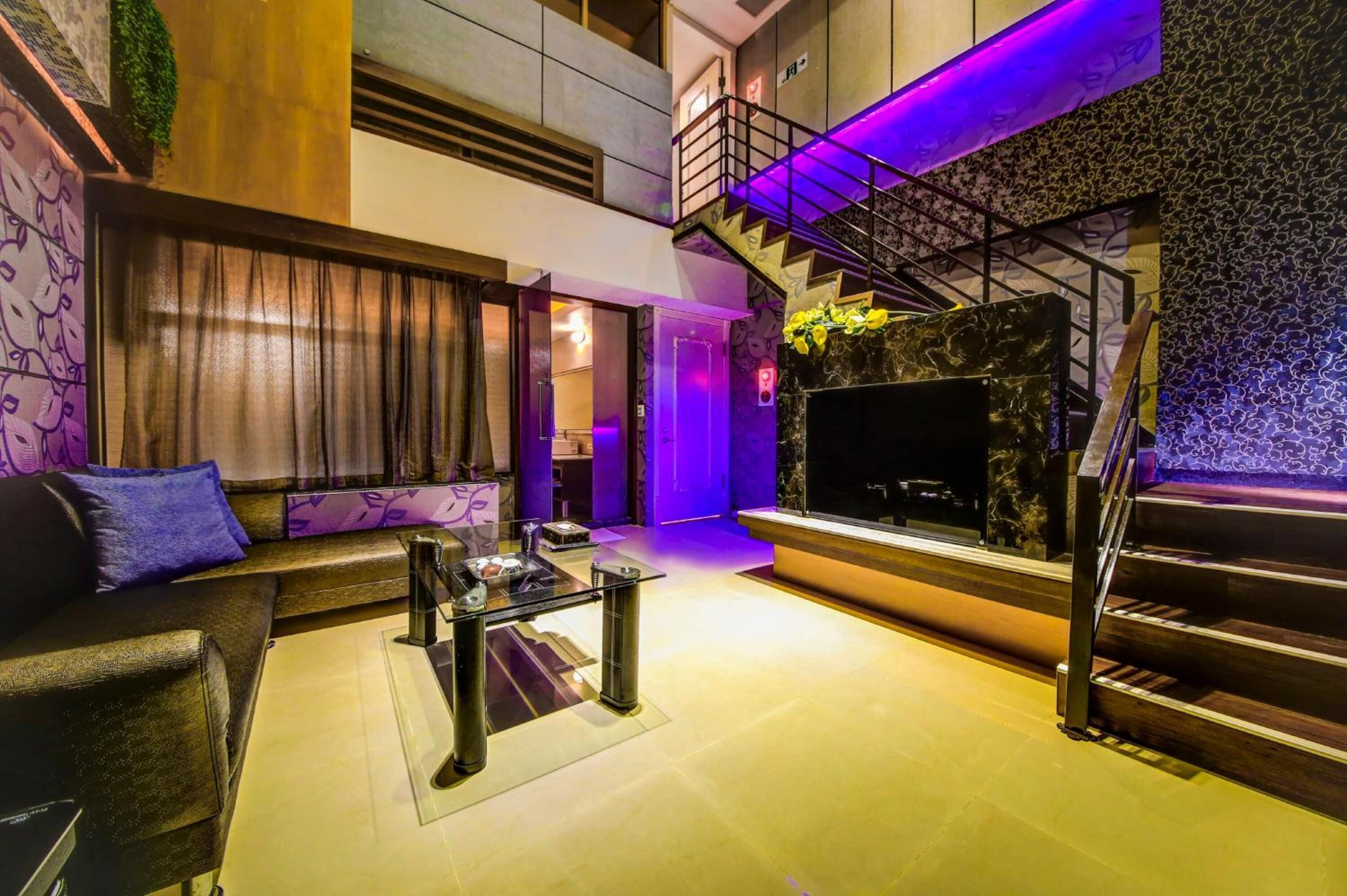 premium room, 1 king bed, non smoking | hypo-allergenic bedding, minibar, individually furnished, desk