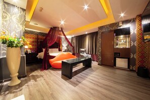 Habitación romántica, 1 cama King size, para no fumadores | Ropa de cama hipoalergénica, minibar, muebles diferentes y escritorio