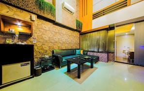 Premium Room, 1 King Bed, Non Smoking | Hypo-allergenic bedding, minibar, individually furnished, desk
