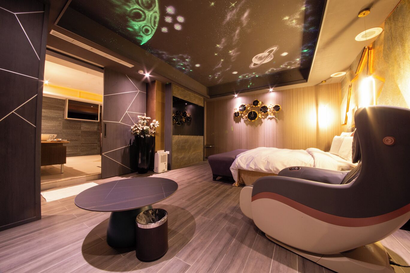 romantic room, 1 king bed, non smoking | hypo-allergenic bedding, minibar, individually furnished, desk