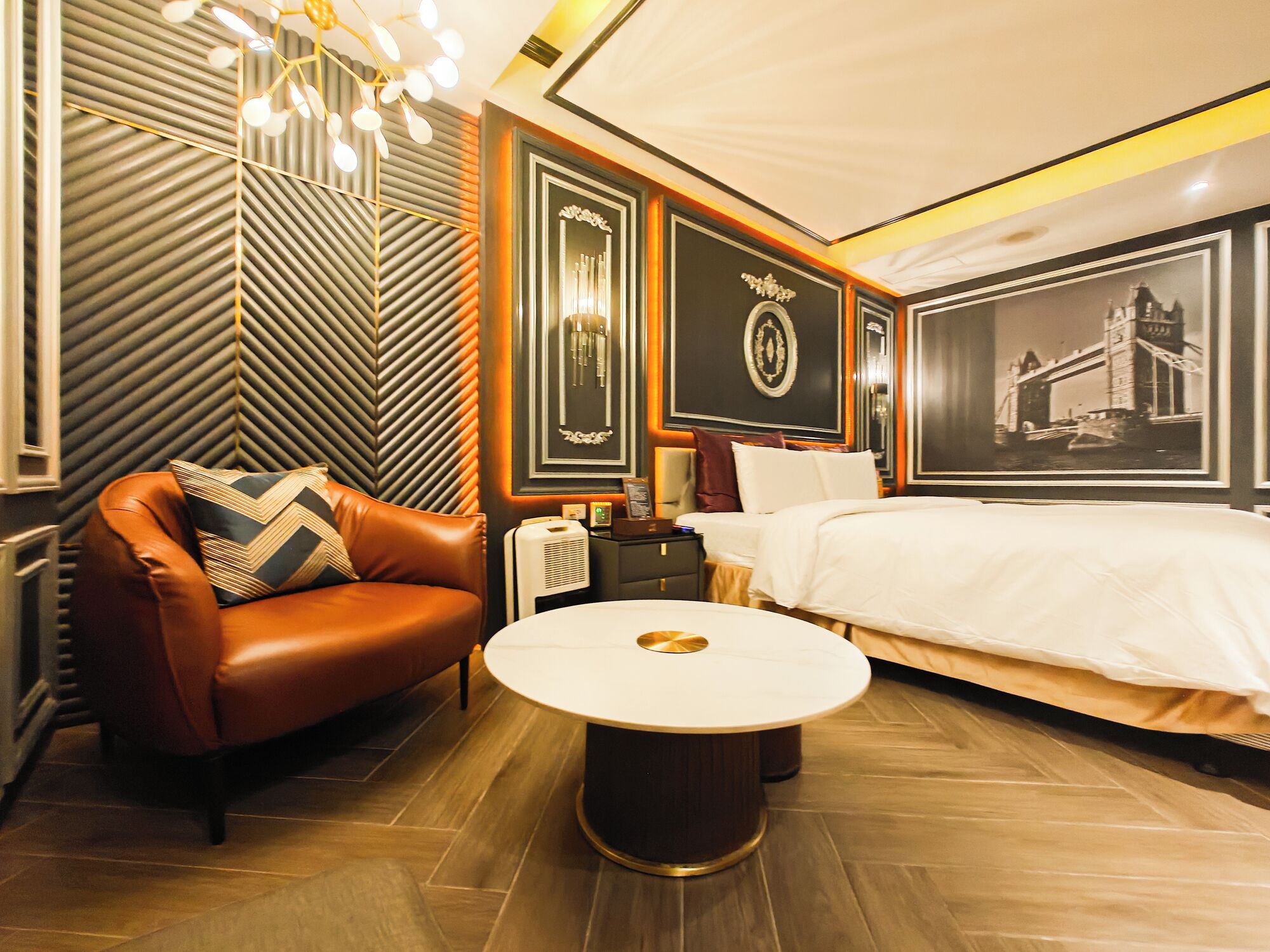 romantic room, 1 king bed, non smoking | hypo-allergenic bedding, minibar, individually furnished, desk