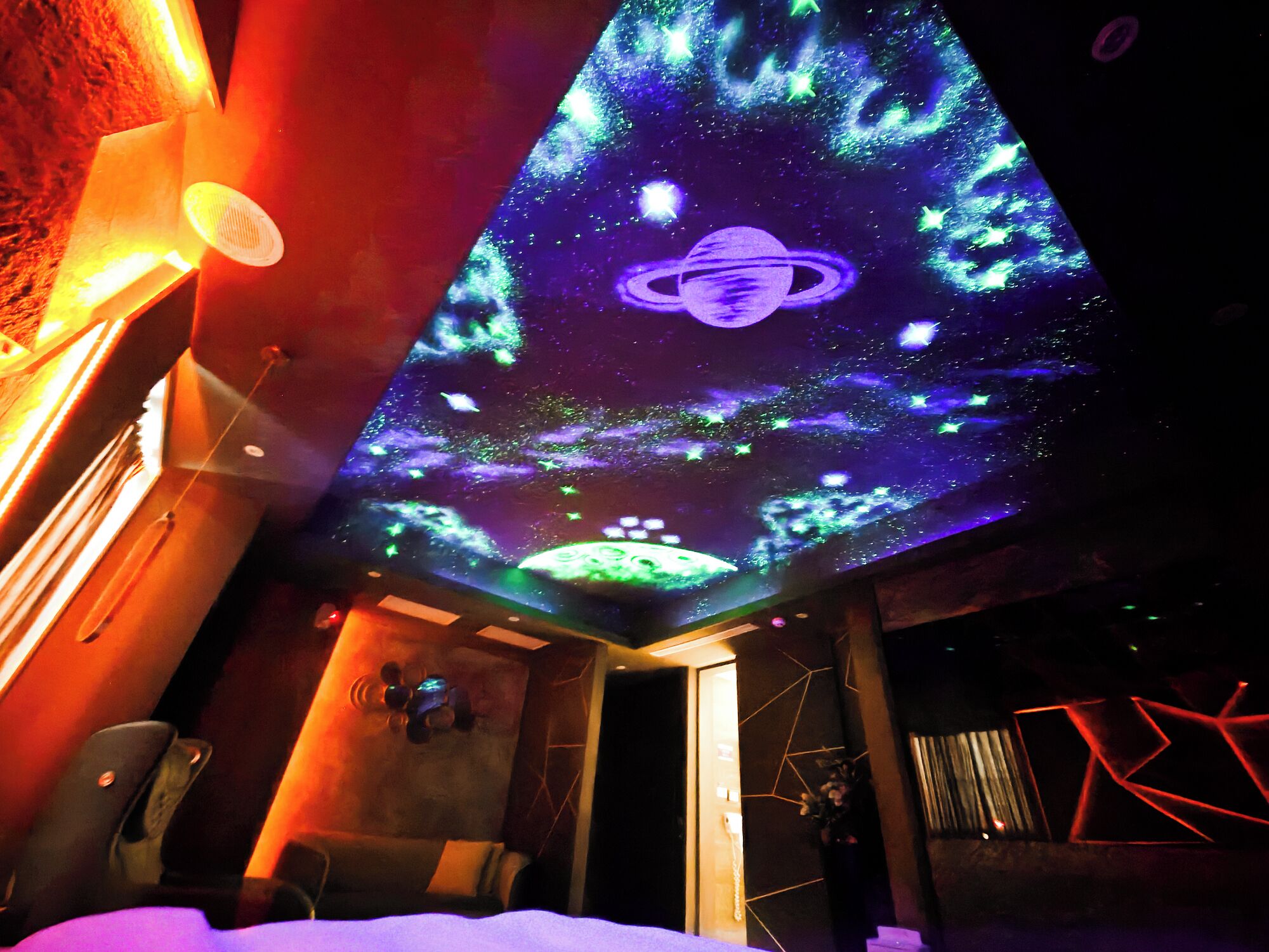 romantic room, 1 king bed, non smoking | hypo-allergenic bedding, minibar, individually furnished, desk