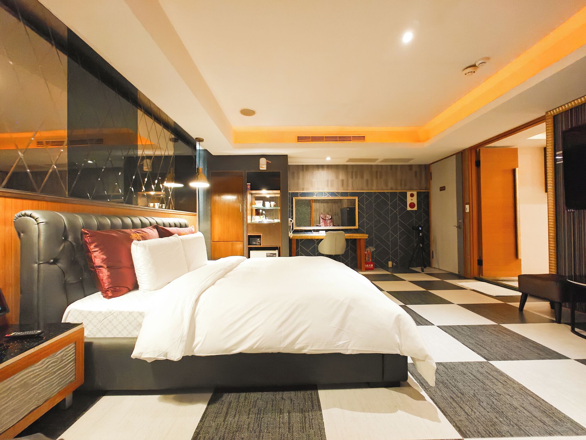 romantic room, 1 king bed, non smoking | hypo-allergenic bedding, minibar, individually furnished, desk