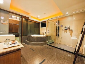 Premium-Zimmer, 1 King-Bett, Nichtraucher | Badezimmer | Badewanne und Dusche (separat), Whirlpool, Hydromassagedusche