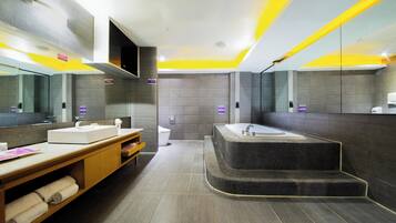 Design Room | Bathroom | Separate tub and shower, jetted tub, hydromassage showerhead