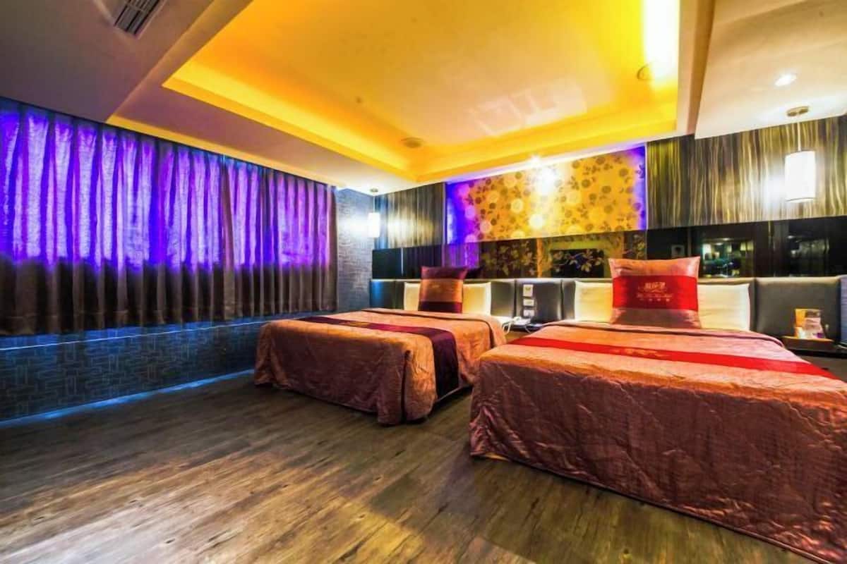 Hypo-allergenic bedding, minibar, individually furnished, desk