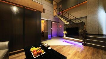 Premium Room, 1 King Bed, Non Smoking | Hypo-allergenic bedding, minibar, individually furnished, desk