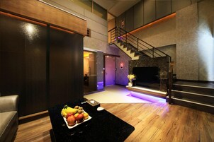 尊榮客房, 1 張特大雙人床, 非吸煙房 | 低過敏寢具、迷你吧、布置獨特、書桌