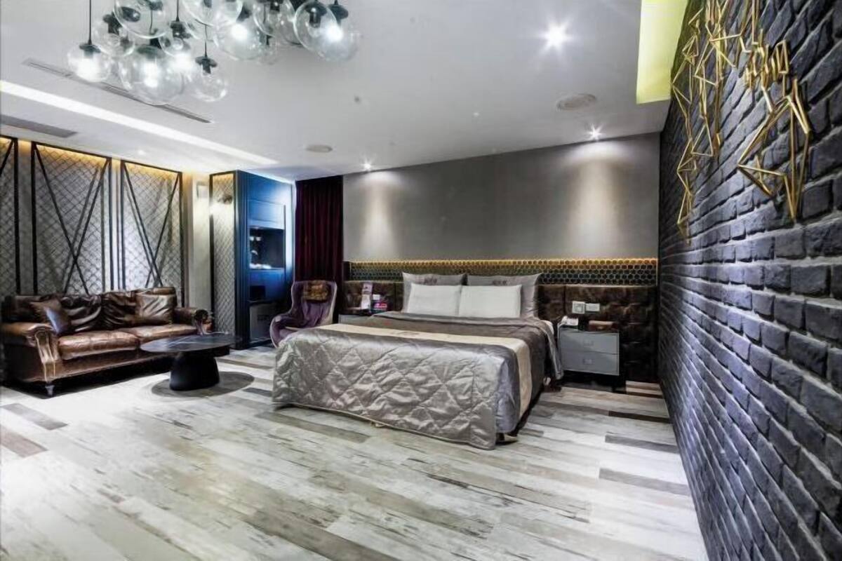 Ropa de cama hipoalergénica, minibar, escritorio y cortinas blackout