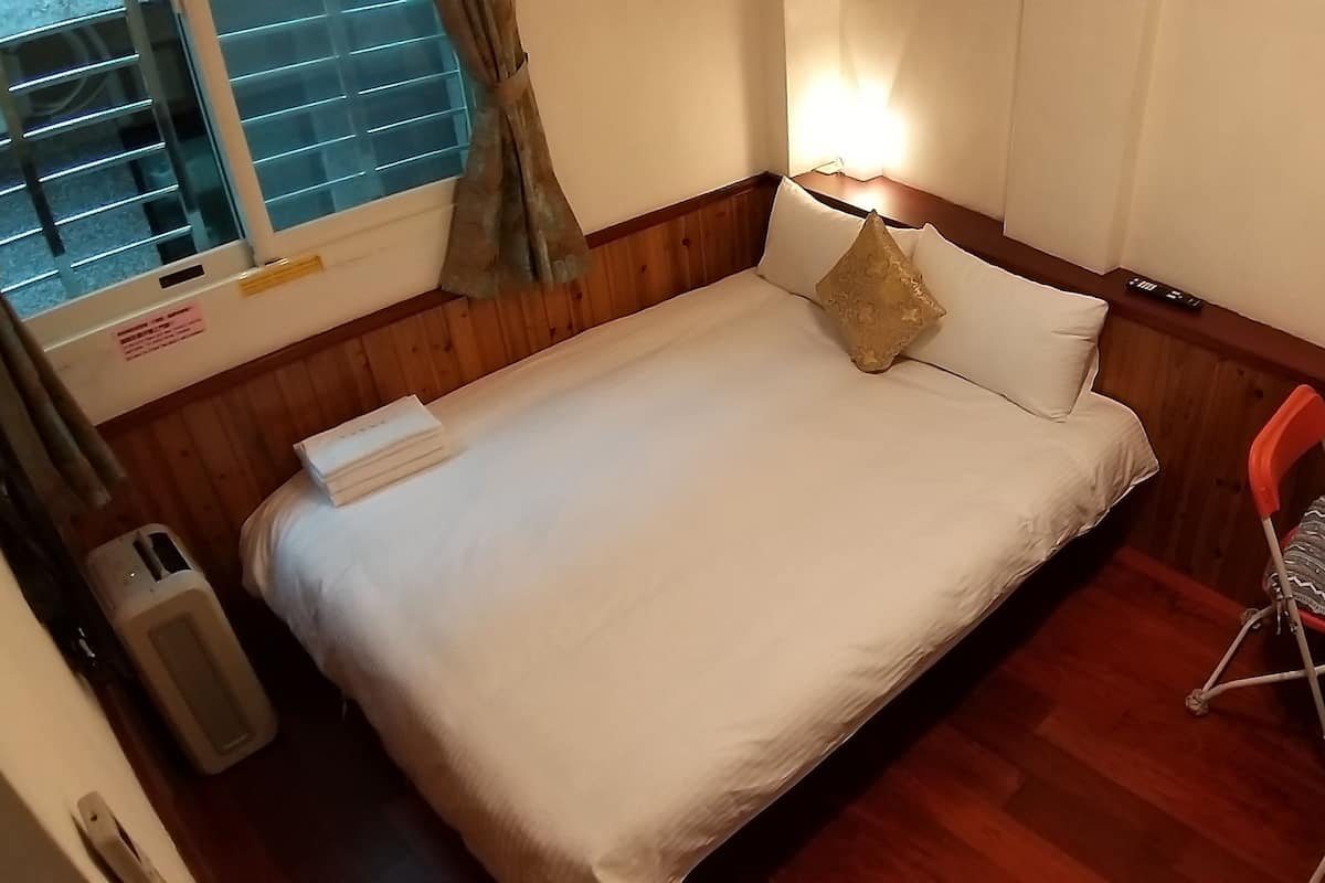 303雙人小套房- 恕不接待八歲以下兒童入住 | 办公桌、遮光窗帘、免费 WiFi、床单