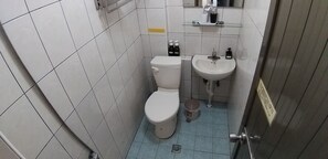 Kamar Double Kota | Kamar mandi | Shower, pengering rambut, sandal, dan handuk