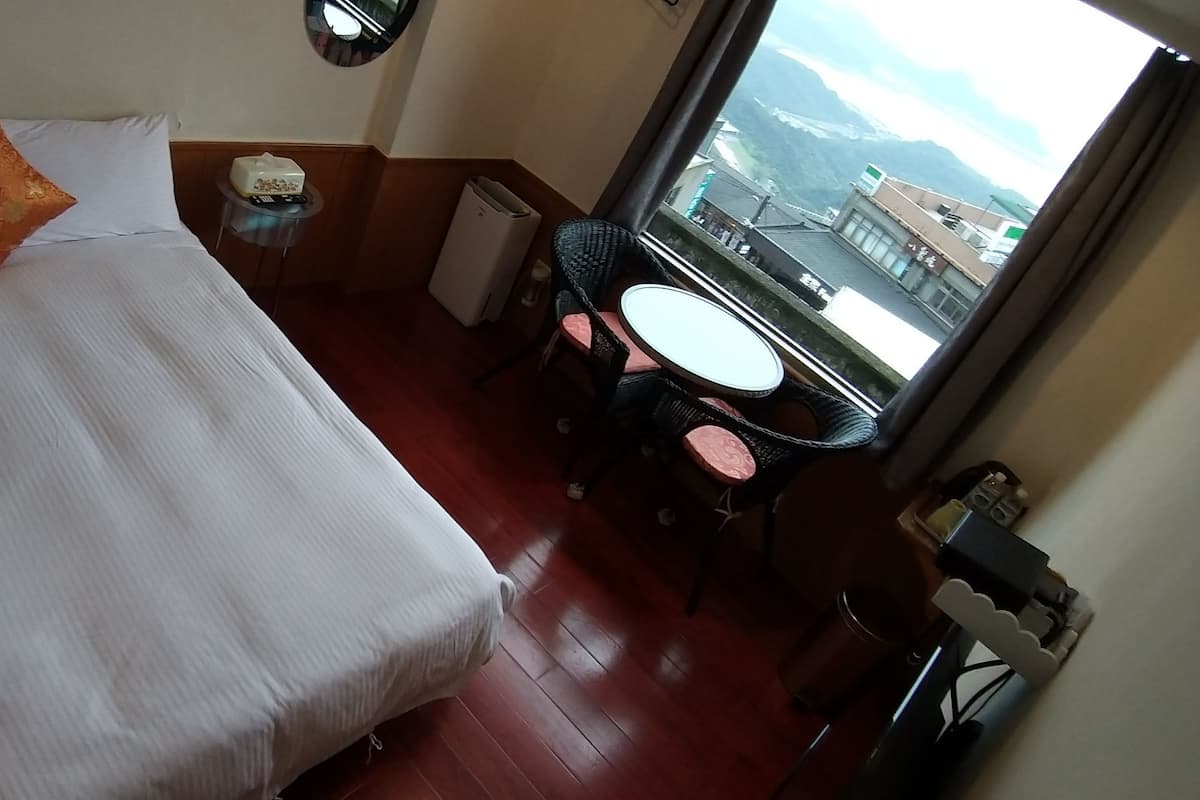 Quarto casal conforto | Escrivaninha, cortinas blackout, Wi-Fi de cortesia, roupa de cama