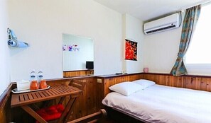 Desk, blackout curtains, free WiFi, bed sheets - Kao Mama B&B (New Taipei City)