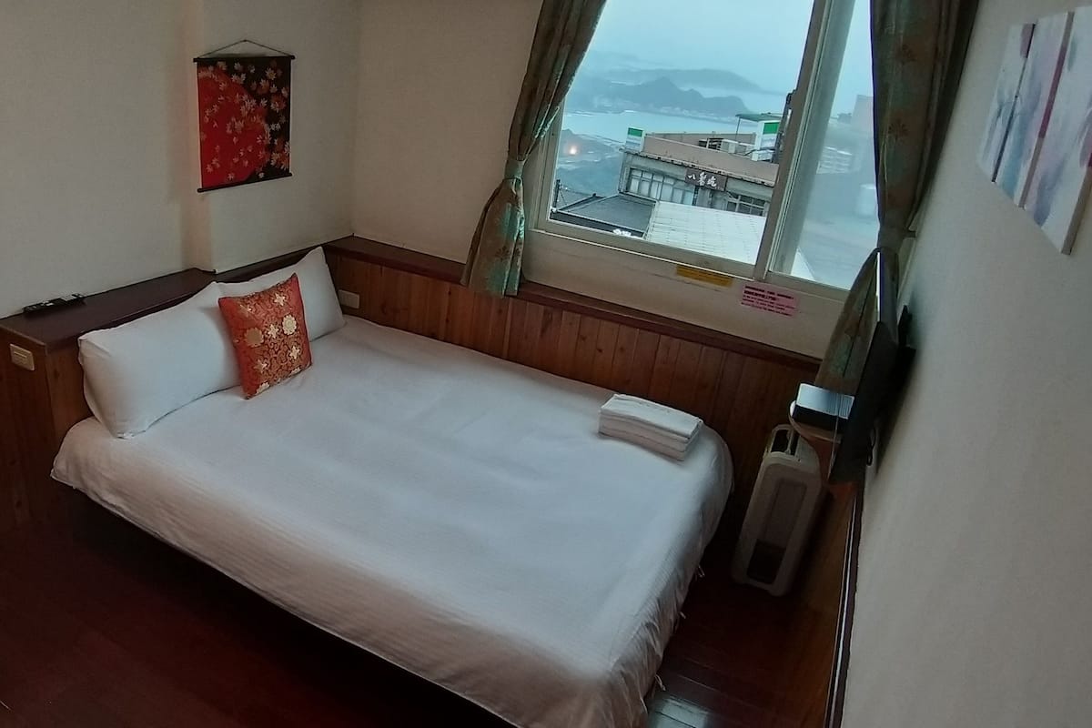 302景觀雙人套房- 恕不接待八歲以下兒童入住 | 办公桌、遮光窗帘、免费 WiFi、床单