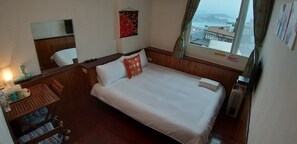 302景觀雙人套房- 恕不接待八歲以下兒童入住 | 書桌、遮光窗簾/窗簾、免費 Wi-Fi、床單