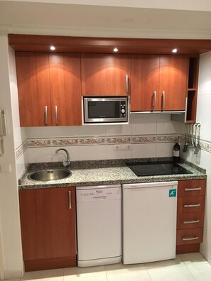 Refrigerador, microondas, parrilla de estufa y lavavajillas 