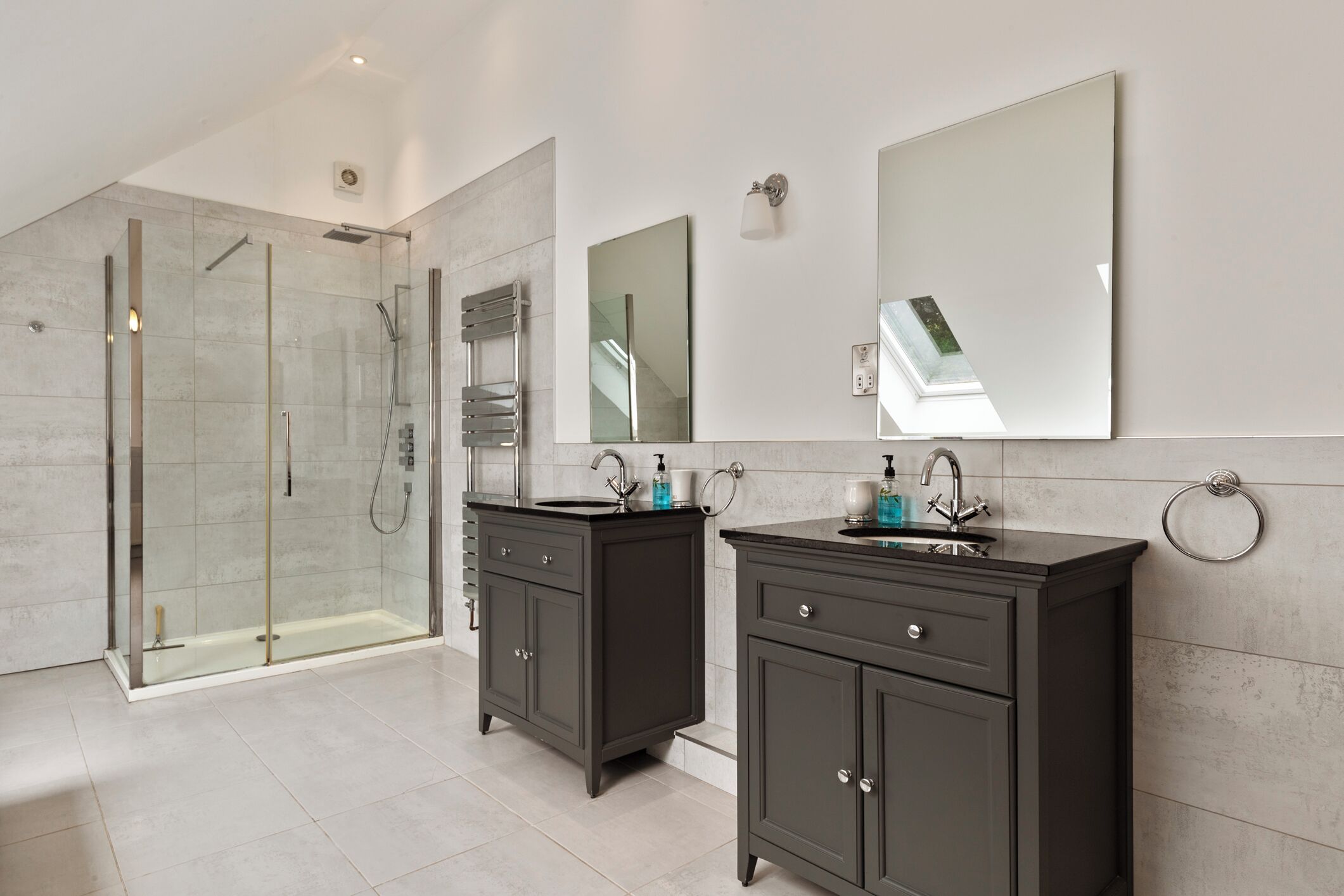 Combined shower/bathtub, hair dryer, towels