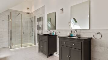Combined shower/bathtub, hair dryer, towels