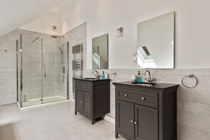 Combined shower/bathtub, hair dryer, towels - The Hawthorns - Luxury Cottage, Hot Tub, Sea Views (Saundersfoot)