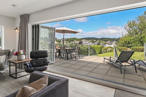 The Hawthorns - Luxury Cottage, Hot Tub, Sea Views