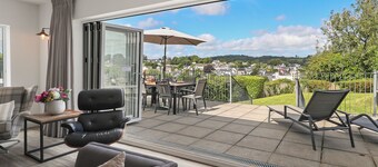 The Hawthorns - Luxury Cottage, Hot Tub, Sea Views