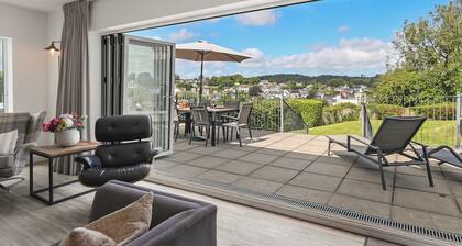 The Hawthorns - Luxury Cottage, Hot Tub, Sea Views