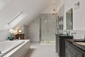Ensemble douche/baignoire, sèche-cheveux, serviettes fournies