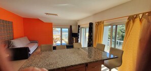 TV - Apartment by the sea with private pool and excellent views of the bay and waterfront (SAO MARTINHO do PORTO)