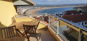 Outdoor dining - Apartment by the sea with private pool and excellent views of the bay and waterfront (SAO MARTINHO do PORTO)