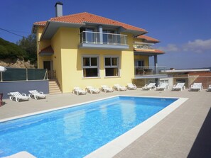 Outdoor pool - Apartment by the sea with private pool and excellent views of the bay and waterfront (SAO MARTINHO do PORTO)