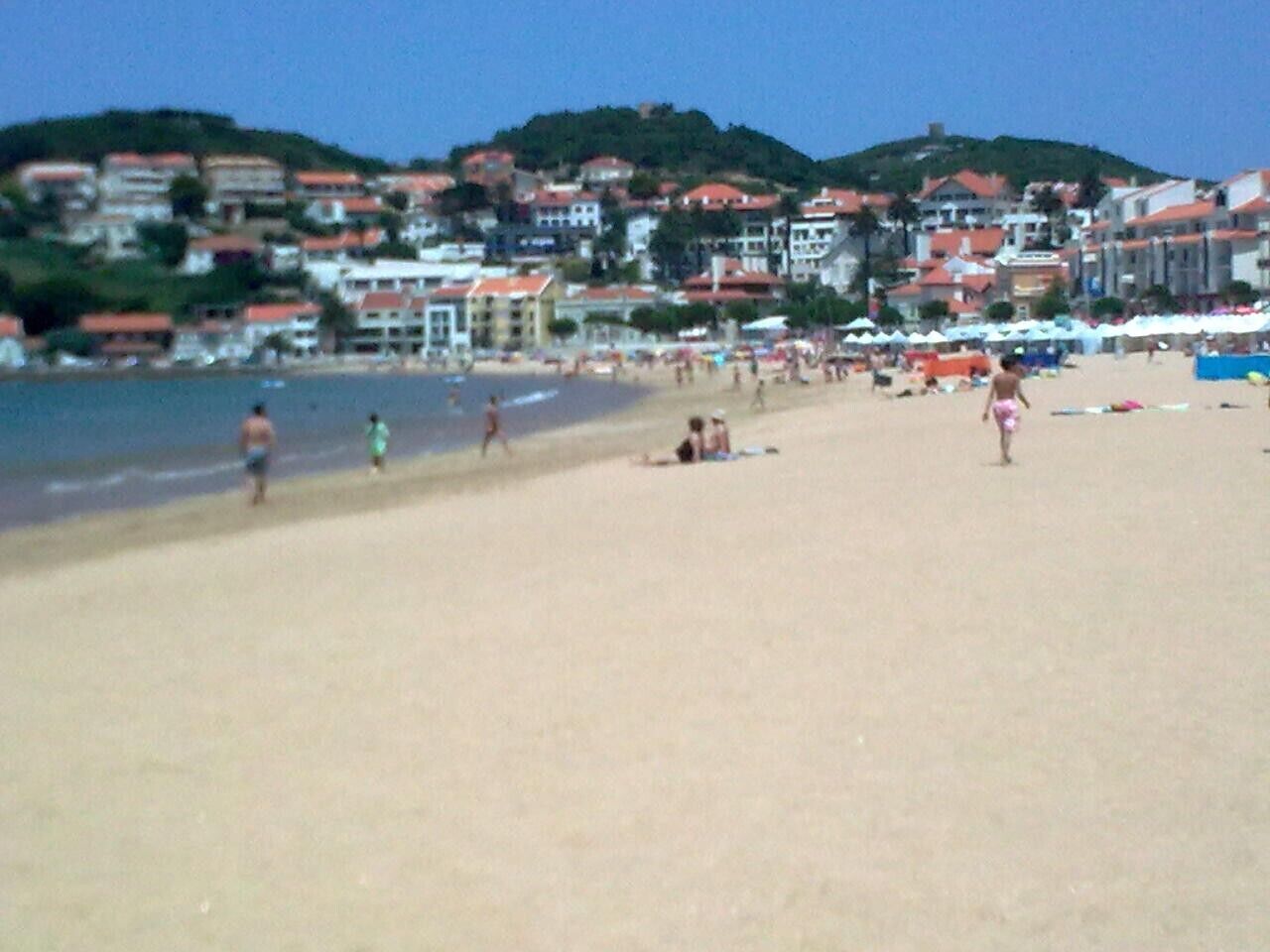 Una spiaggia nelle vicinanze, lettini da mare
