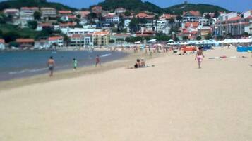 Una spiaggia nelle vicinanze, lettini da mare