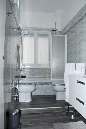 Duschwanne, Haartrockner, Bidet, Handtücher