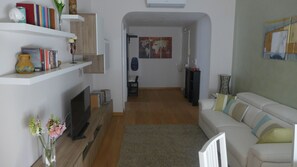 TV, lettore DVD, libri, biblioteca musicale