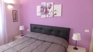 1 camera, una cassaforte in camera, una scrivania, ferro/asse da stiro