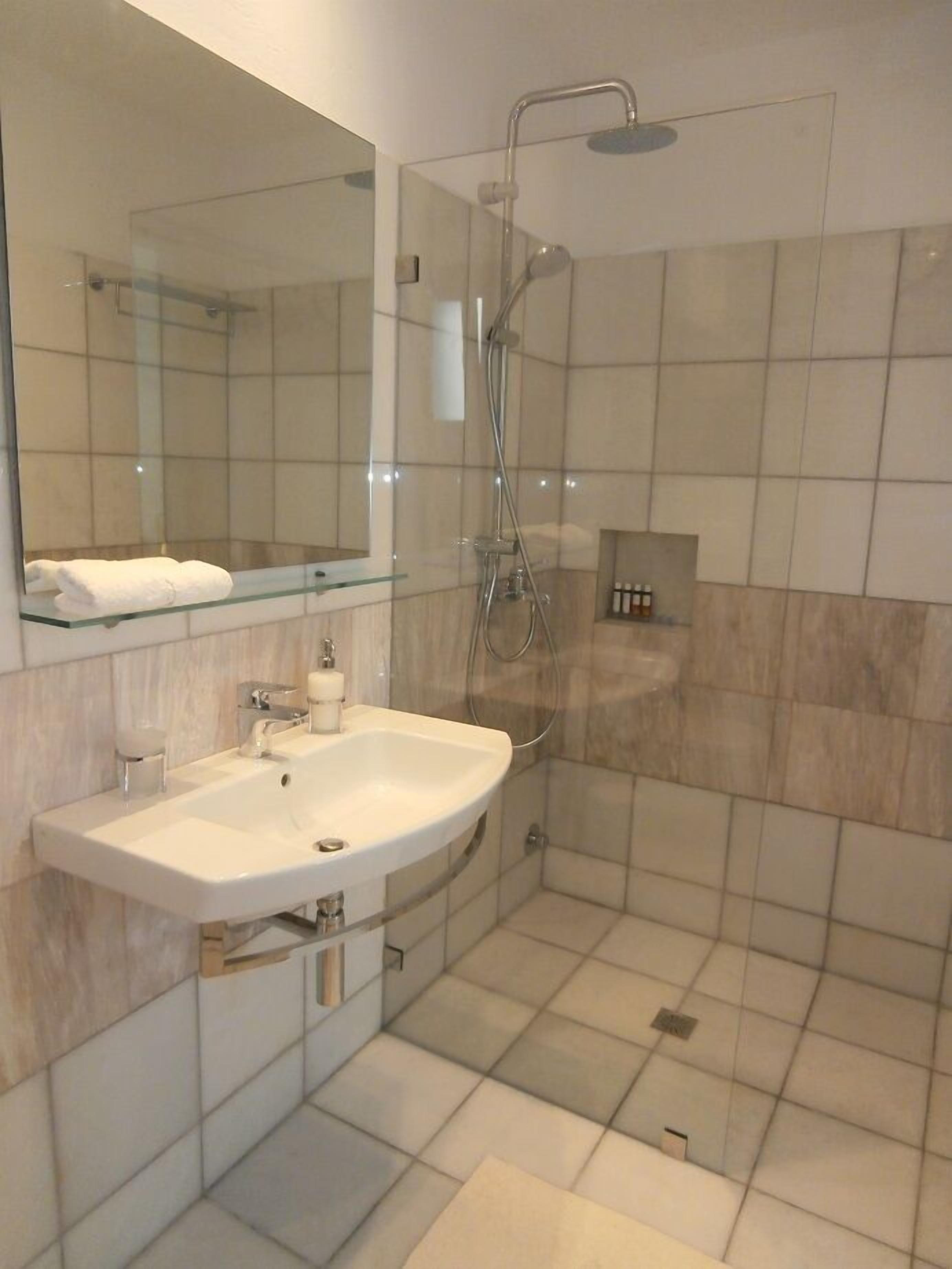 Three bedroom villa with 2.5 bathrooms, sea view, private hot tub, breakfast