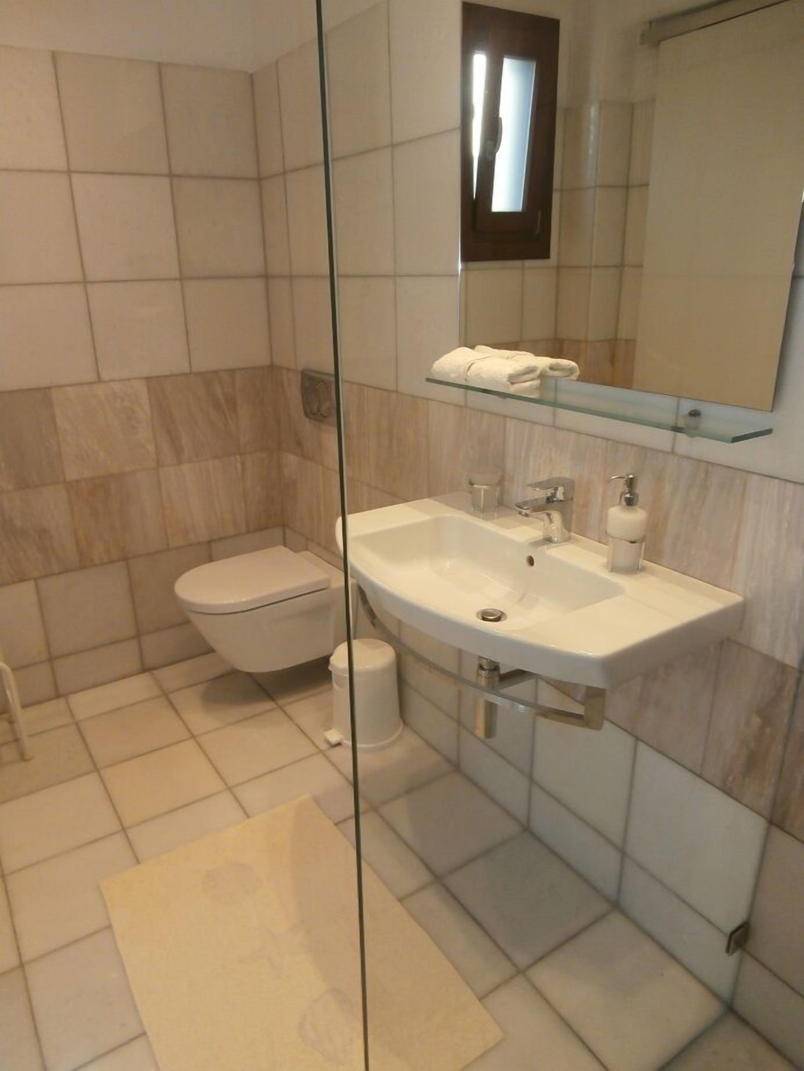 Three bedroom villa with 2.5 bathrooms, sea view, private hot tub, breakfast