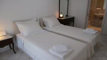 3 chambres, coffres-forts dans les chambres, bureau
