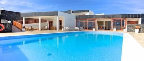 Een verwarmd zwembad