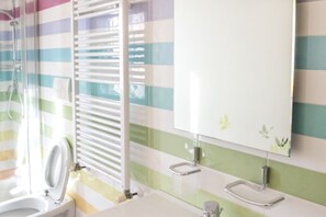 Douche, sèche-cheveux, bidet, serviettes fournies