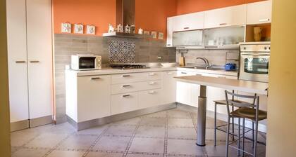 S034 - Sirolo, tastefully furnished four-room apartment in the center