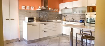 S034 - Sirolo, tastefully furnished four-room apartment in the center