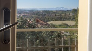 A view through a balcony with a metal railing, a clear sky, and distant mountains. - S034 - Sirolo, tastefully furnished four-room apartment in the center (Sirolo)