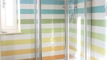 Doccia, asciugacapelli, bidet, asciugamani