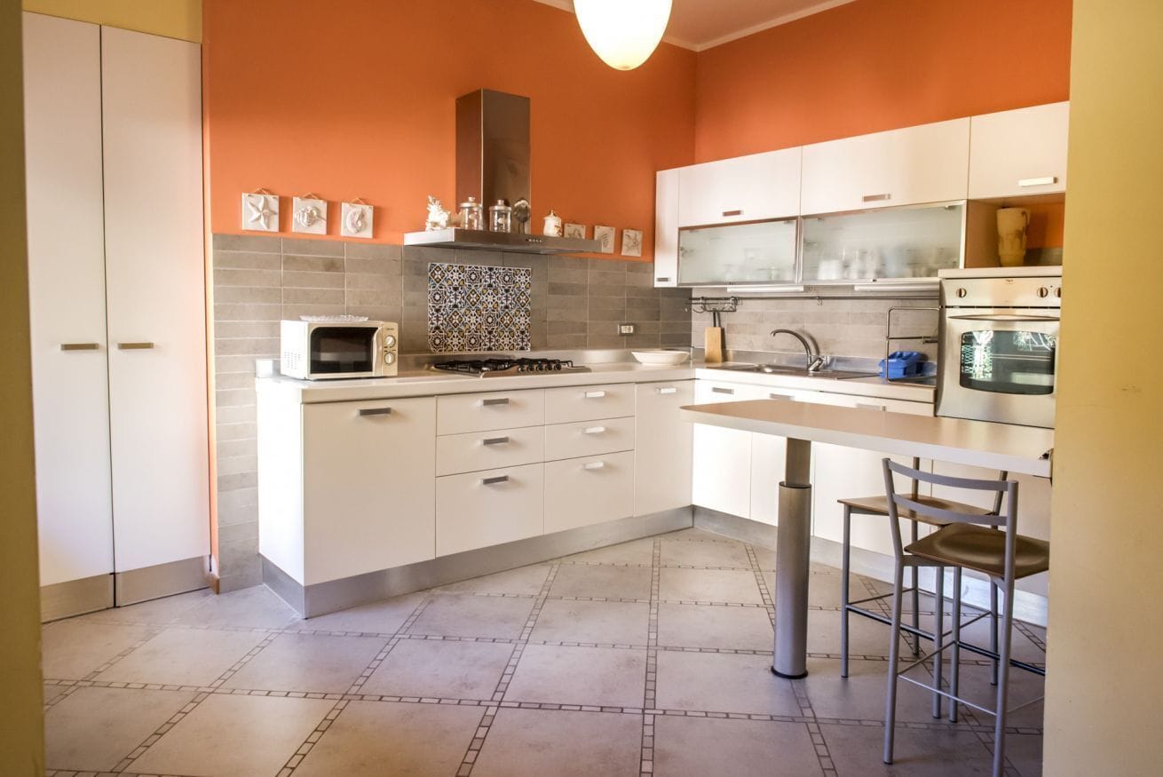 Kühlschrank, Ofen, Geschirrspüler, Esstisch