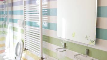 Een douche, een haardroger, een bidet, handdoeken