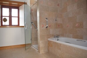 Combined shower/bathtub, hair dryer, bidet, towels - Brock Barn at Binghams Farm Barns - Bridport - near Jurassic Coast (Bridport)
