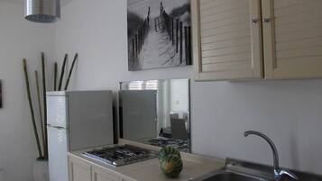 Frigorifero, microonde, forno, piano cottura